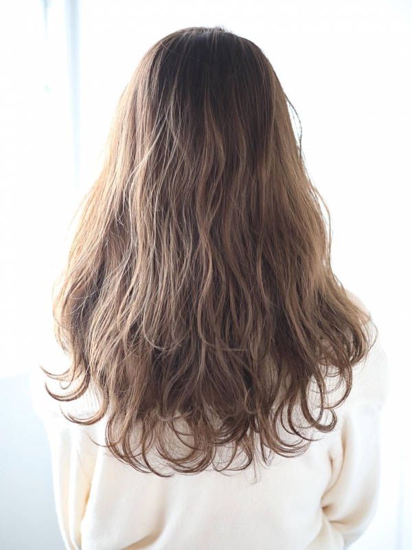 前髪あり×愛されカールで柔らかい印象のセミロングスタイルに