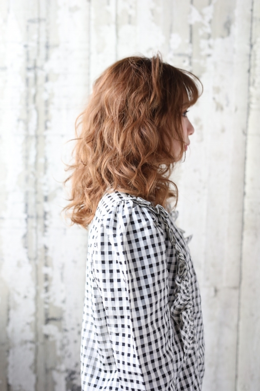 強めパーマで注目を集める華やかなセミロングスタイルに