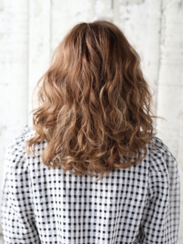 強めパーマで注目を集める華やかなセミロングスタイルに