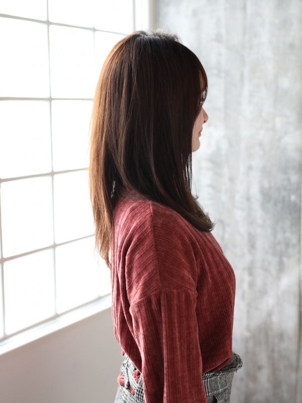 小顔バングにナチュラルストレートで誰もが憧れるセミロングに