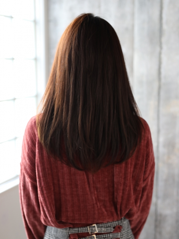 小顔バングにナチュラルストレートで誰もが憧れるセミロングに