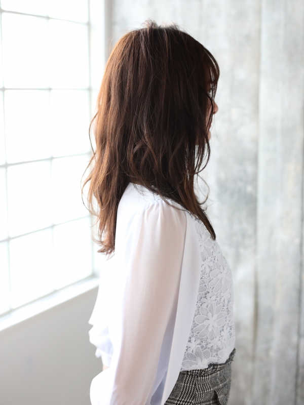 抜け感のあるパーマで小顔を実現する大人可愛いセミロング