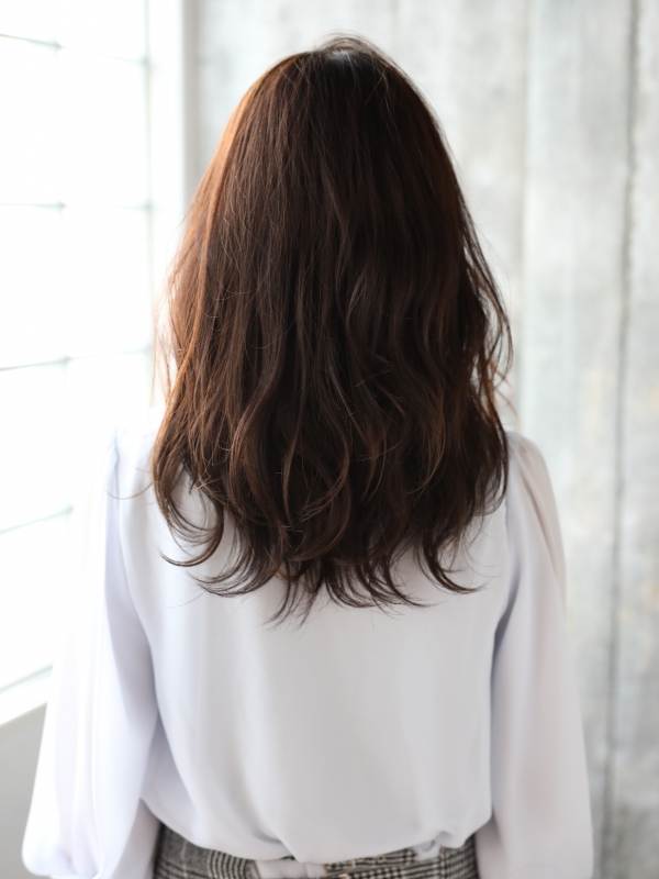 抜け感のあるパーマで小顔を実現する大人可愛いセミロング