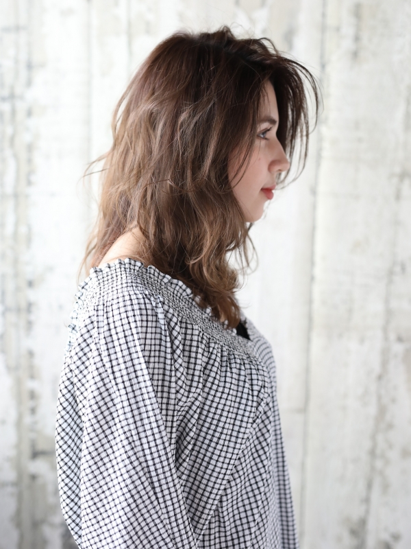透明感のあるグレージュ×ウェーブで大人なミディアムスタイル