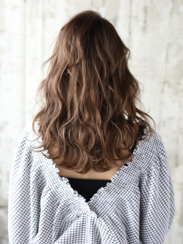透明感のあるグレージュ×ウェーブで大人なミディアムスタイル