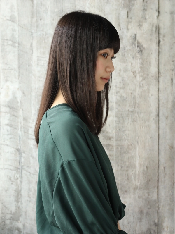 ナチュラルなぱっつん前髪×黒髪ストレートセミロング