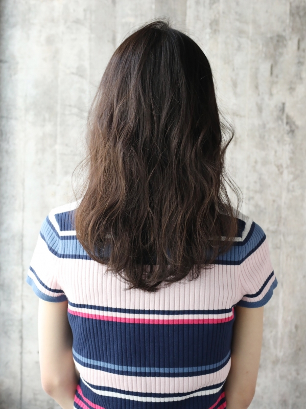 厚めバング×ゆるふわパーマがアンニュイな黒髪セミロング