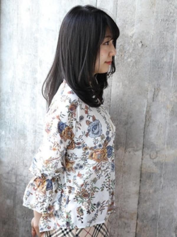 暗髪×毛先ワンカールで上品なミディアムスタイルに