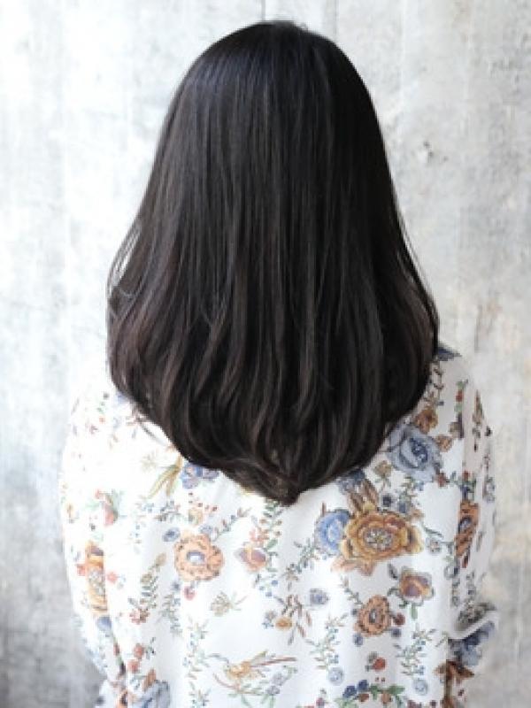 暗髪×毛先ワンカールで上品なミディアムスタイルに