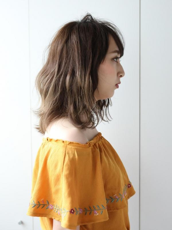 カジュアルなゆるふわパーマのミディアムスタイル