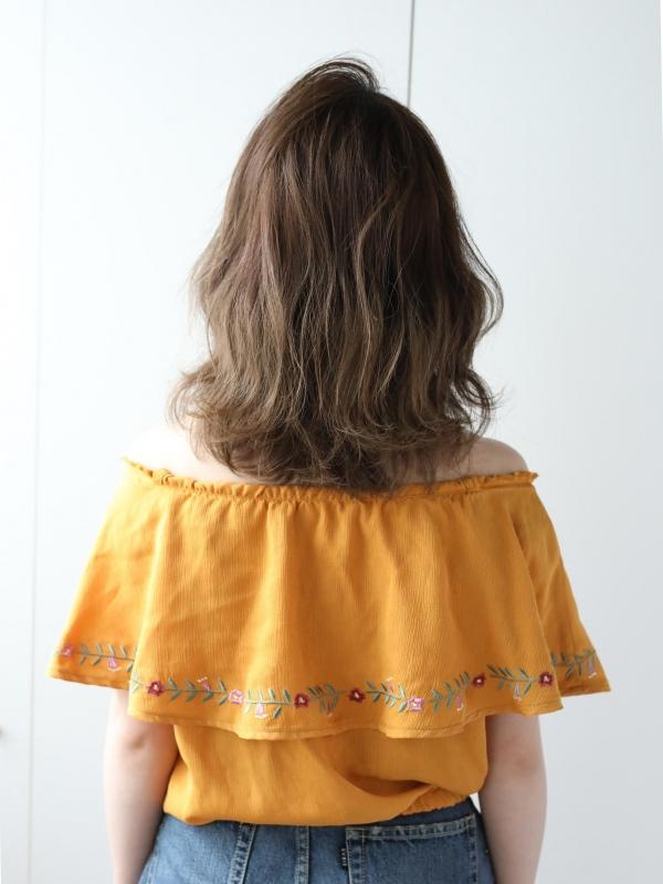 カジュアルなゆるふわパーマのミディアムスタイル