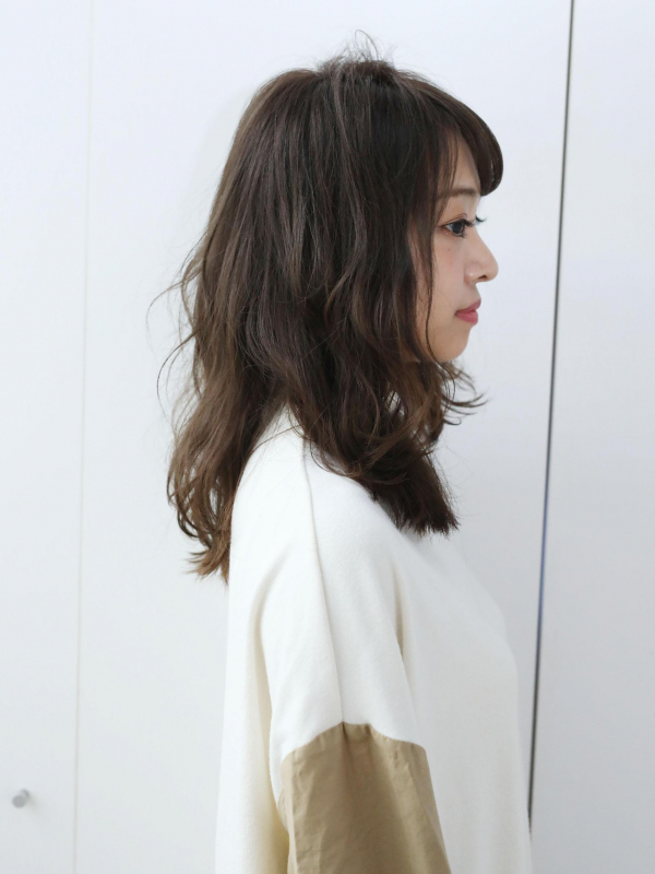ナチュラルパーマで軽い印象のミディアムスタイル