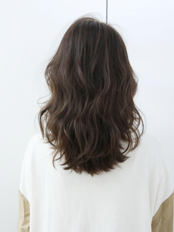 ナチュラルパーマで軽い印象のミディアムスタイル