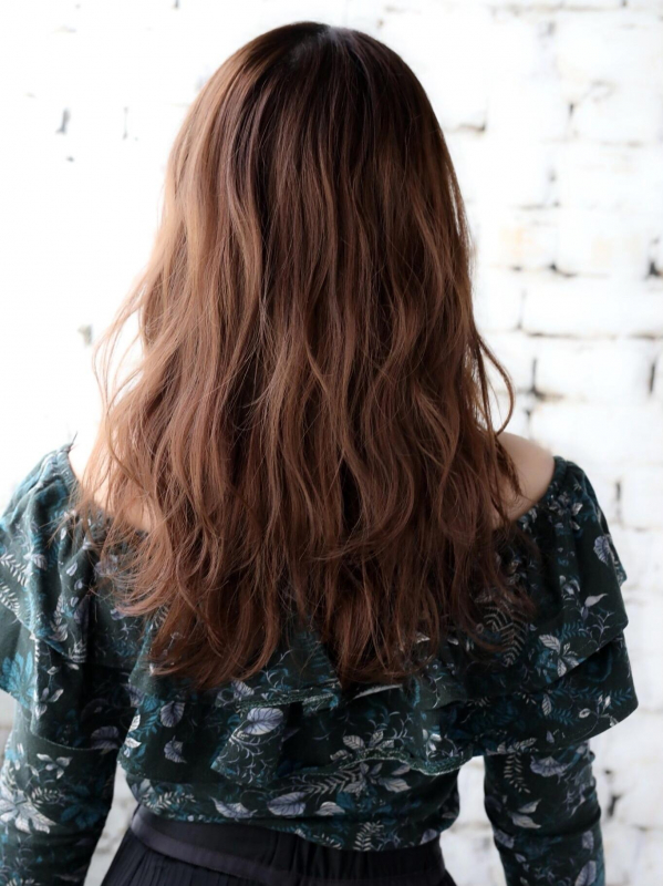 Aライン×ゆるウェーブで大人かわいいモテセミロング