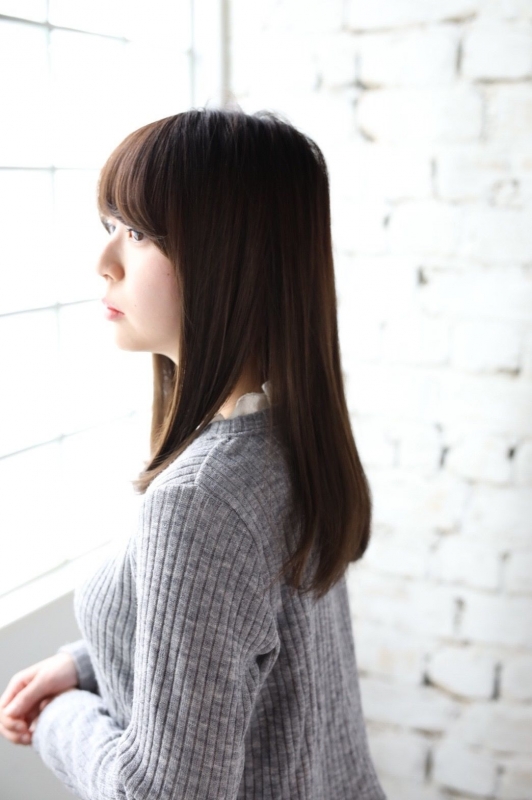 ナチュラルストレートに毛先のワンカールで上品なセミロングに