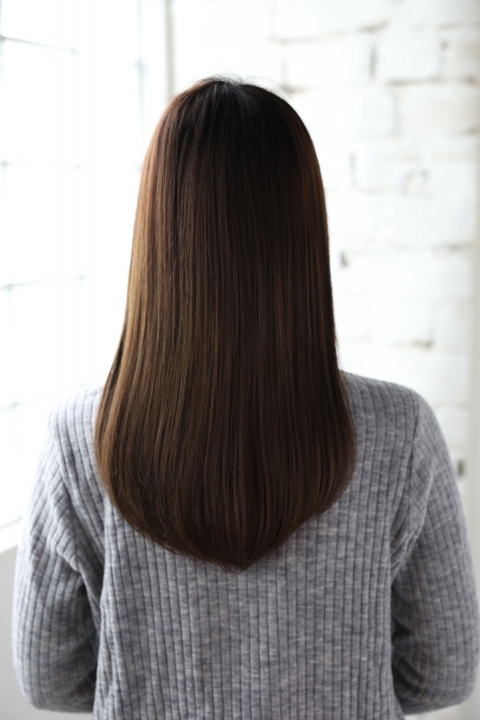 ナチュラルストレートに毛先のワンカールで上品なセミロングに