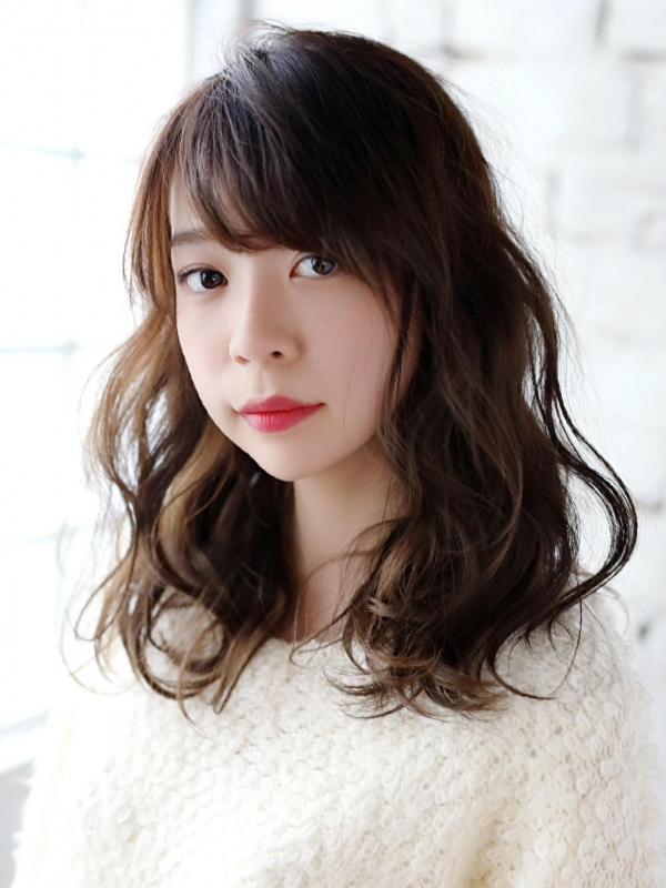 前髪あり×弱酸性パーマでゆるふわ可愛いセミロングスタイルに