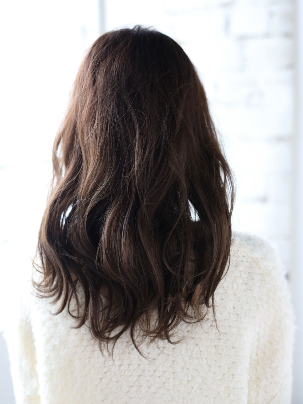 前髪あり×弱酸性パーマでゆるふわ可愛いセミロングスタイルに