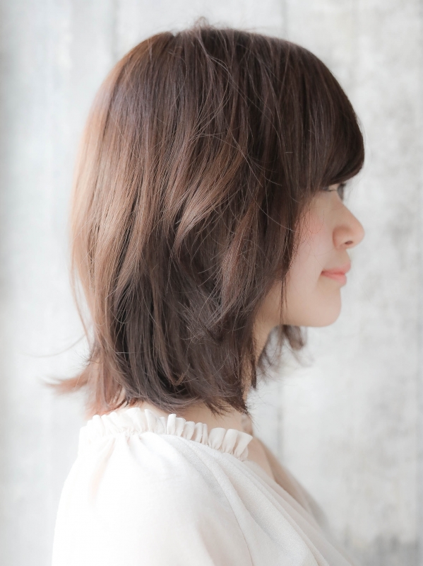 ナチュラルな外ハネで上品さもあるミディアムスタイルに