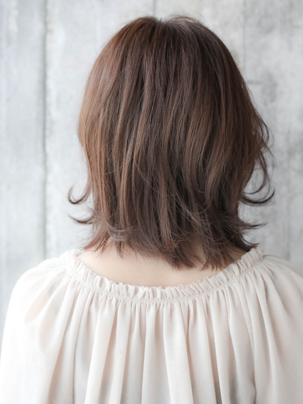 ナチュラルな外ハネで上品さもあるミディアムスタイルに