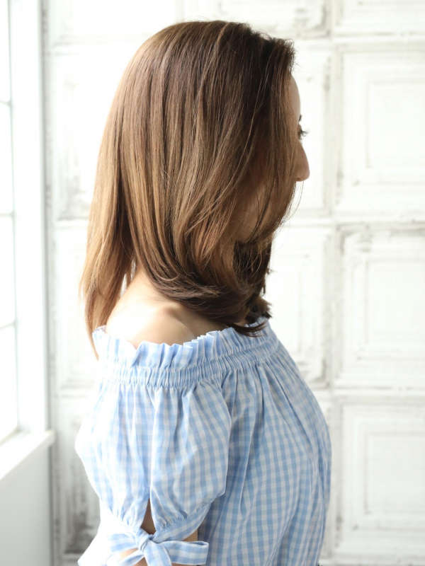 自然なナチュラルストレートで上品な印象のミディアムスタイル