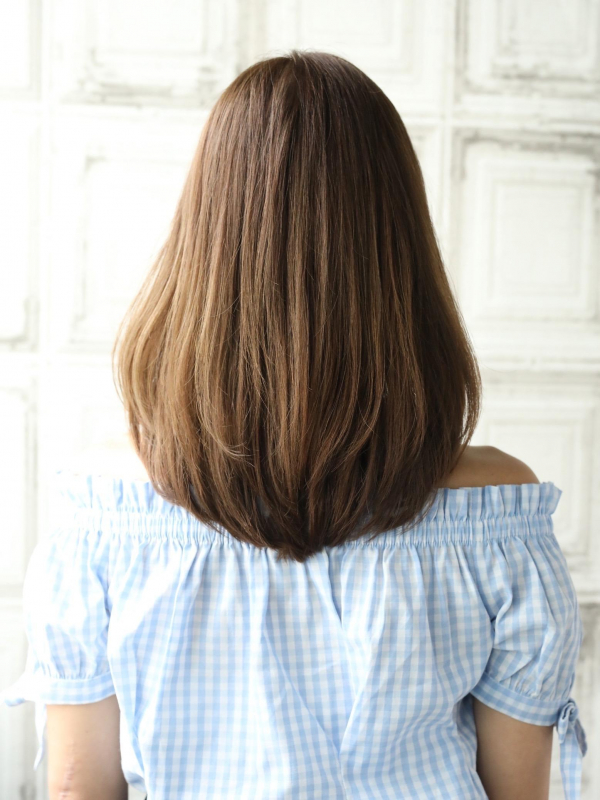 自然なナチュラルストレートで上品な印象のミディアムスタイル