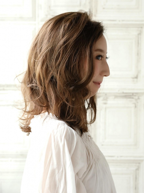愛されるゆるふわパーマで注目集めるミディアムスタイル