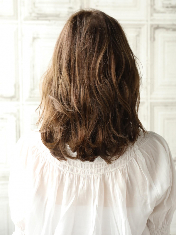 愛されるゆるふわパーマで注目集めるミディアムスタイル