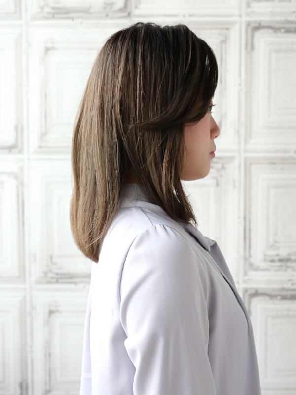 前髪なしのナチュラルな内巻きで上品なミディアムスタイルに