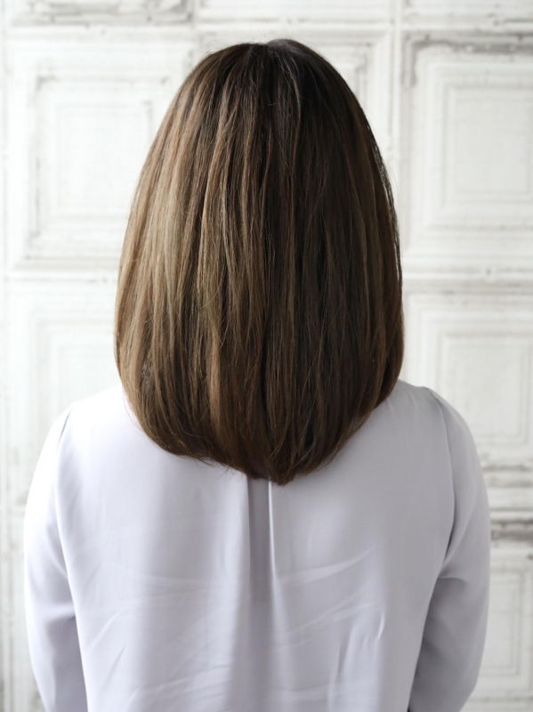 前髪なしのナチュラルな内巻きで上品なミディアムスタイルに