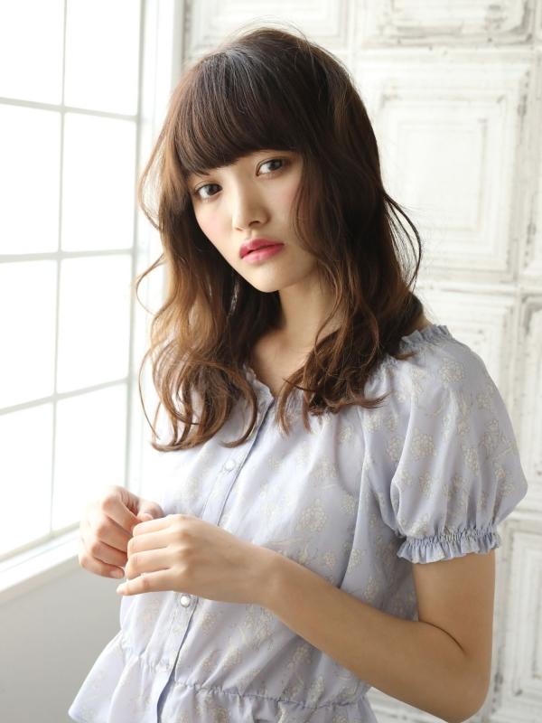 厚めバング×アプリコットベージュの愛されセミロングウェーブ