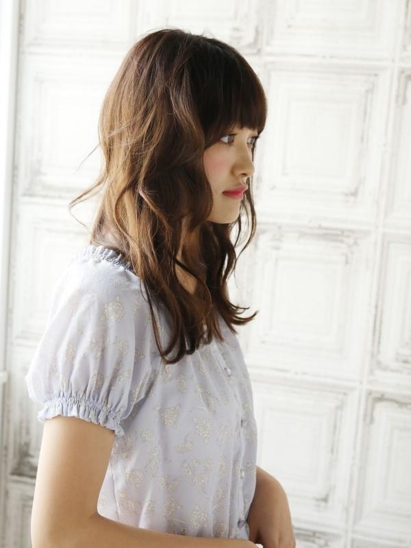 厚めバング×アプリコットベージュの愛されセミロングウェーブ