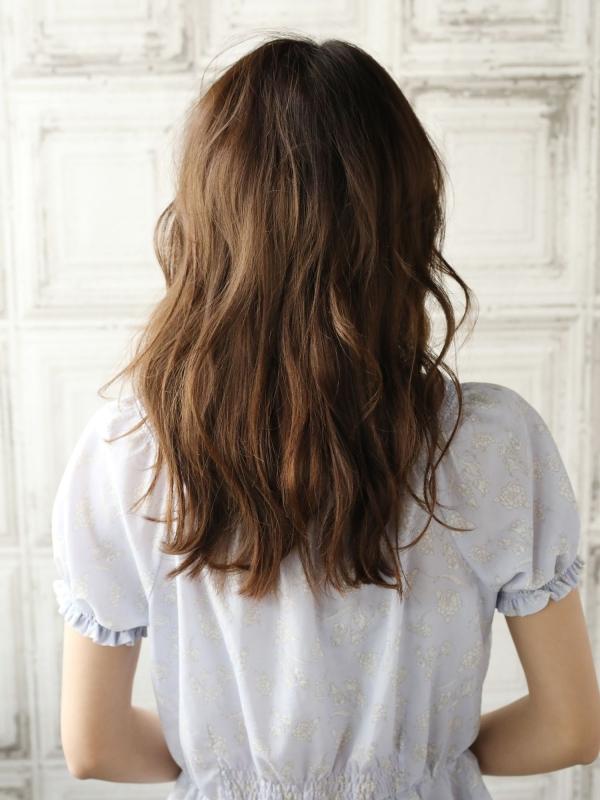 厚めバング×アプリコットベージュの愛されセミロングウェーブ