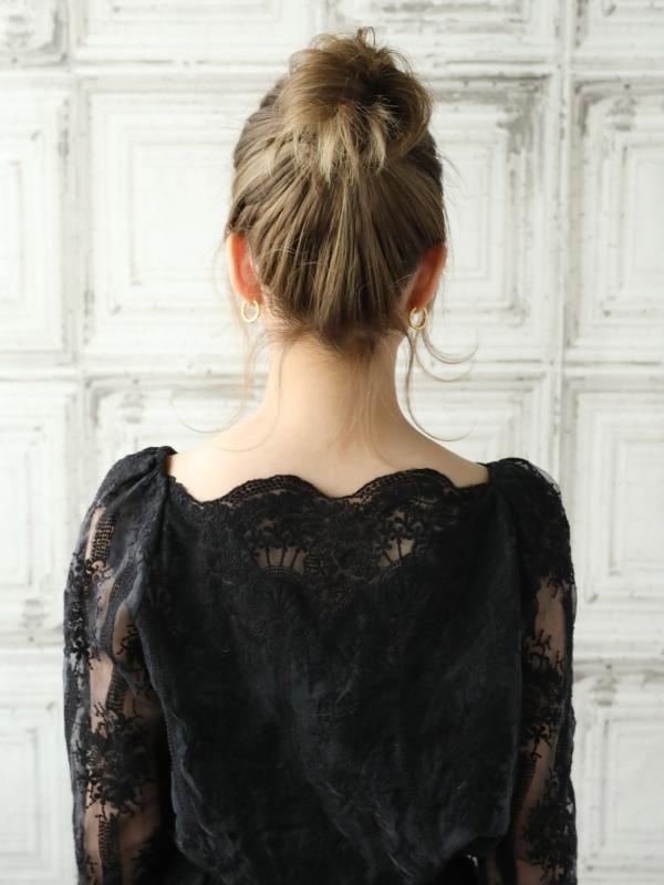 ミディアムのアレンジはこなれ感が出るお団子スタイル！