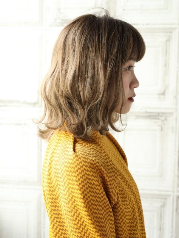 女性らしい柔らかウェーブの外ハネミディアムスタイル