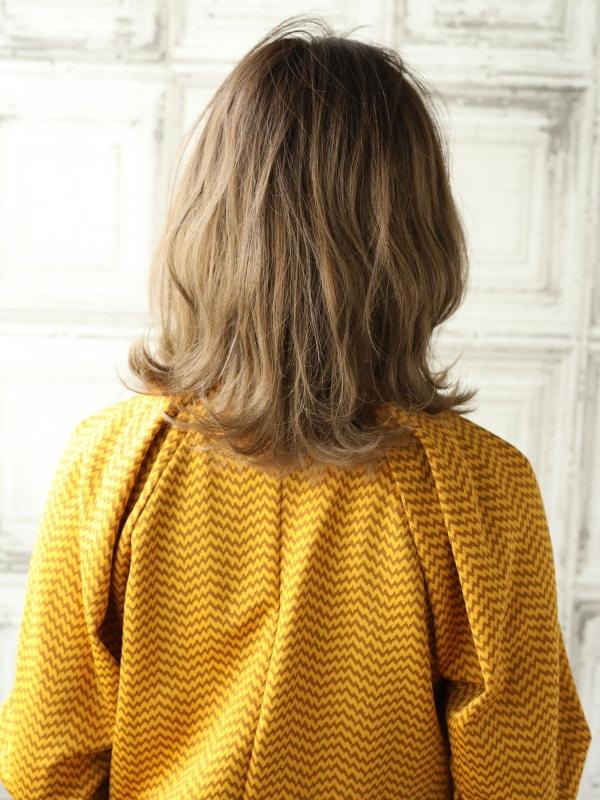 女性らしい柔らかウェーブの外ハネミディアムスタイル