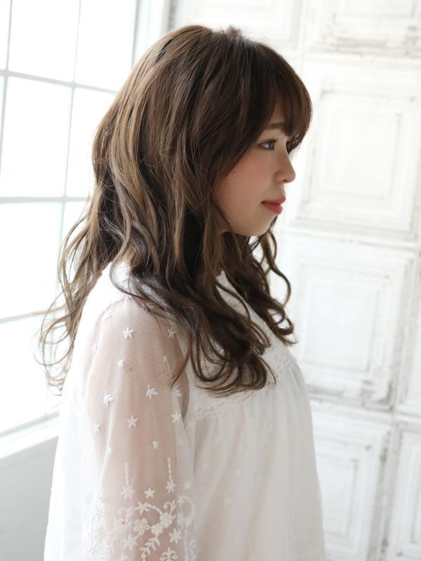 斜めバング×ゆるふわウェーブでフレンチガーリーなセミロング