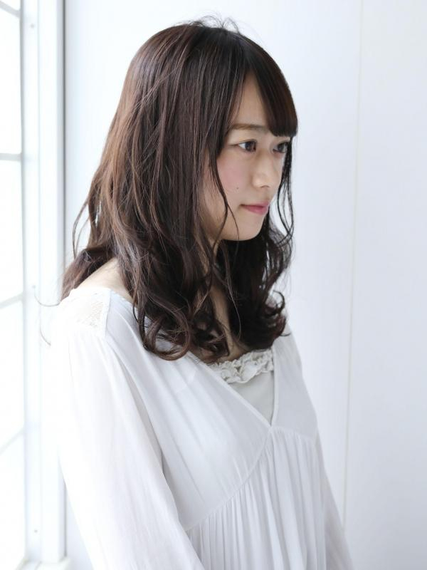 ほつれウェーブで透明感ある黒髪セミロング
