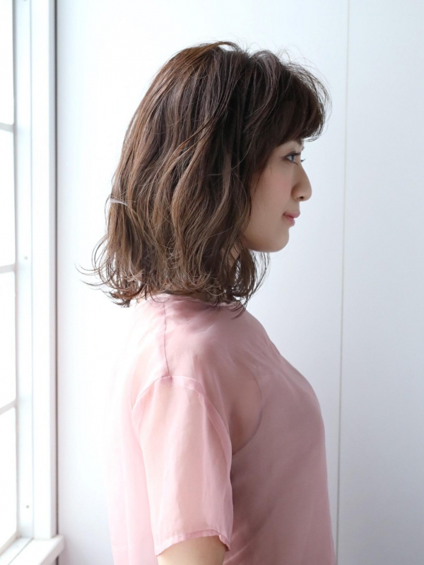 外ハネ×パーマでこなれ感のあるミディアムスタイルに