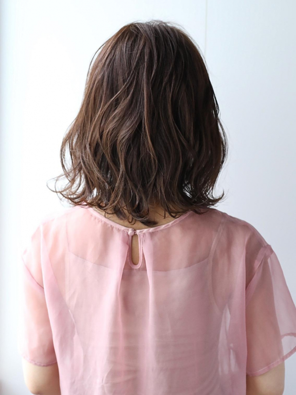 外ハネ×パーマでこなれ感のあるミディアムスタイルに