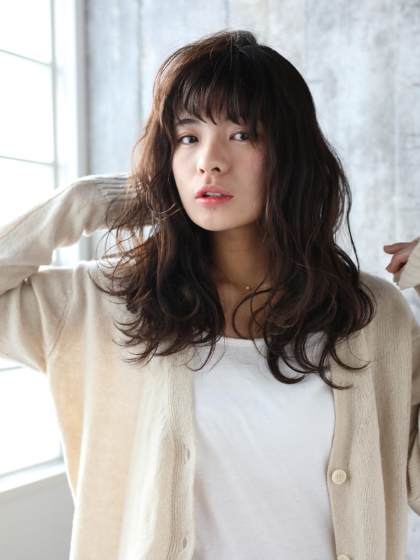 寝ぐせ風パーマで抜け感！ヘルシースタイルなセミロング