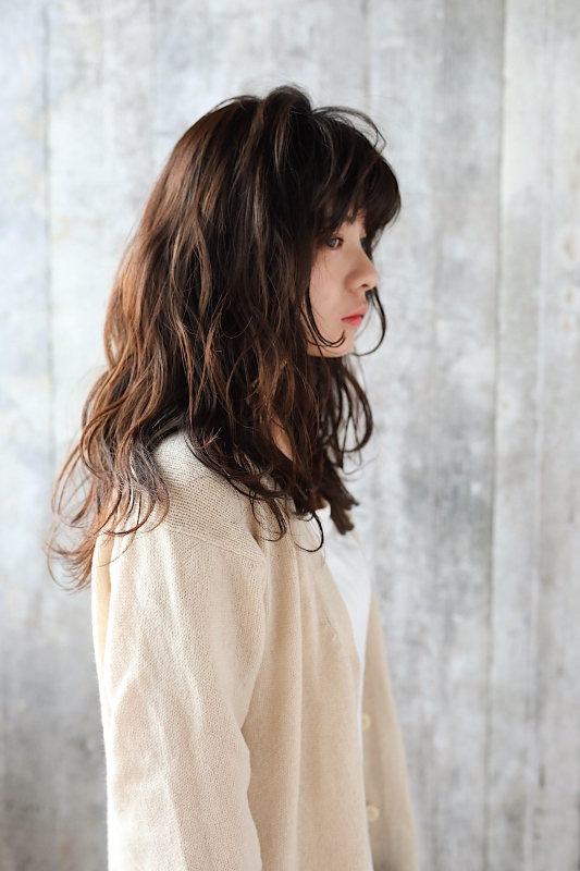 寝ぐせ風パーマで抜け感！ヘルシースタイルなセミロング