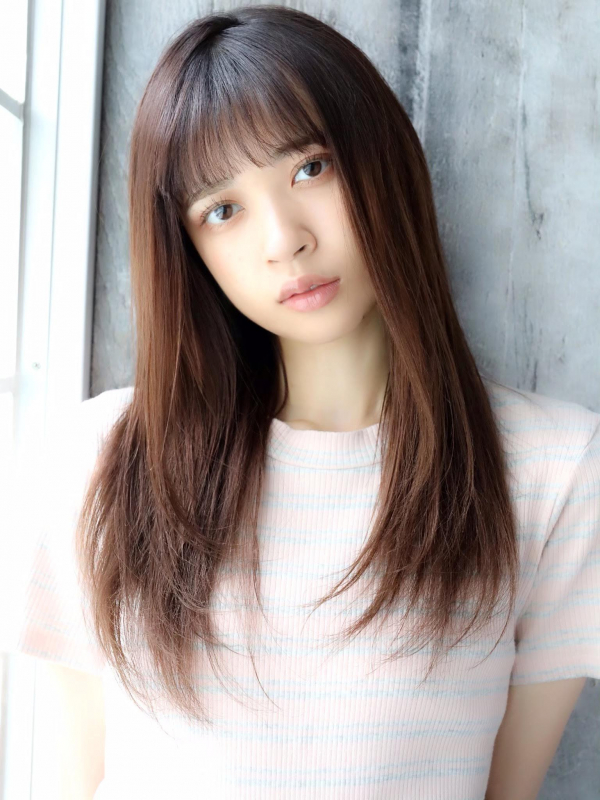 オン眉シースルーバングのヘルシーなセミロングストレート