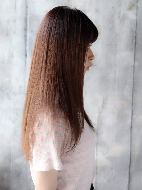 オン眉シースルーバングのヘルシーなセミロングストレート