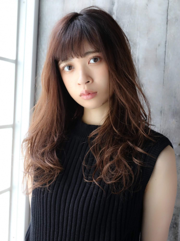 オン眉バングが大人かわいい！ゆるウェーブセミロング