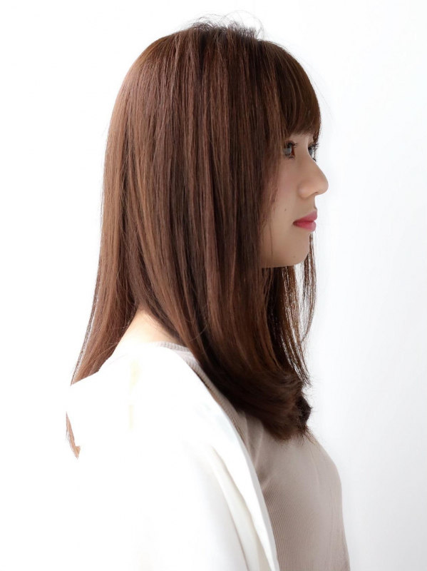 斜めバング×上品ショコラブラウンの大人セミロング