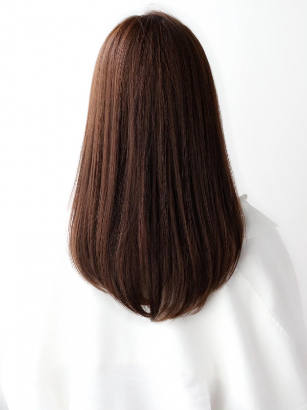 斜めバング×上品ショコラブラウンの大人セミロング