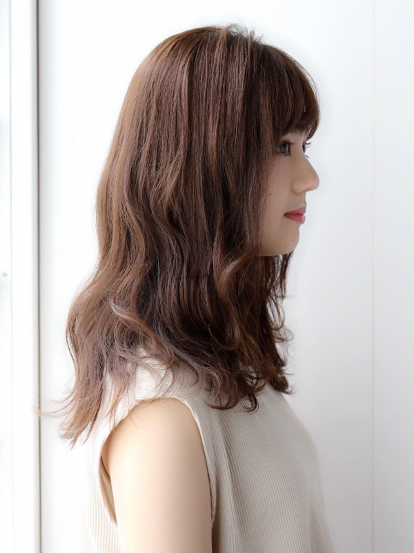 外ハネゆるウェーブ×斜めバングの愛されセミロング