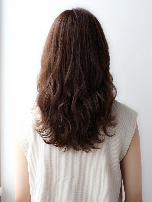 外ハネゆるウェーブ×斜めバングの愛されセミロング