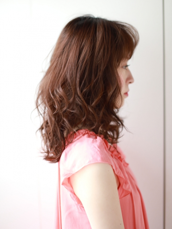 こなれパーマでアンニュイな印象を与えるセミロングヘア